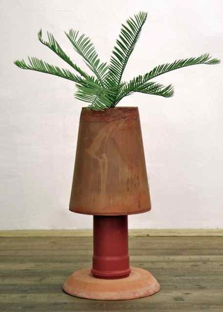 Mutation, 2014, Plastikpflanze, Blumentopf, Untersetzer, Abflussrohr, 120 x 60 x 60 cm
