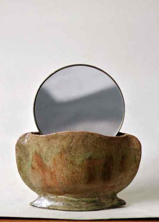 Host, 2014, Keramik, konvexer Spiegel, 24 x 18 x 5,5 cm