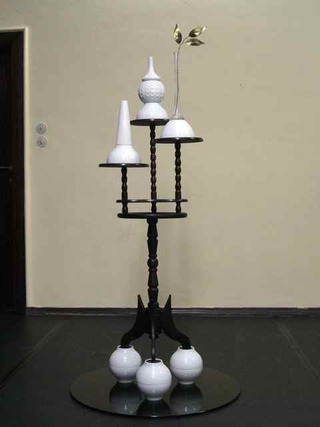 Erscheinung (Drei), 2008, Porzellan, Holz, Glas, Plastikpflanze, Sprühfarbe, Lack, 180 x 50 x 50 cm