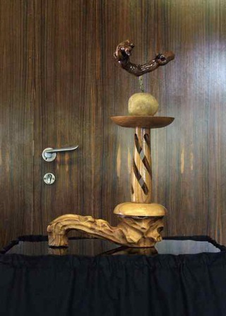 Am Brunnen, 2008, Holz, Metall, Kartoffel, Stoff, Glas auf Sockel, 138 x 44 x 32 cm. Installationsansicht, Funkhaus Berlin