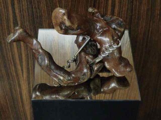Ein Paar, 2008, Holz, Korkenzieher, Spiegel auf Sockel, 130 x 20 x 20 cm