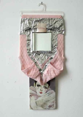 Peterliné, 2014, Bügel, Wollunterhemd, Spiegel, Haarkamm, Ohrenklipp, Aluminiumklebeband, Offsetdruck, 61 x 30 cm