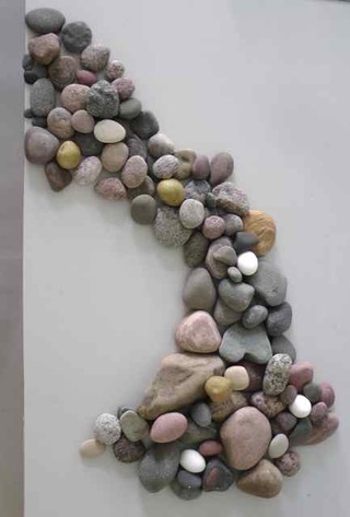 o.T., 2014, Steine, Kartoffel, Eier auf beschichteter Holzspannplatte, Grösse variabel. 