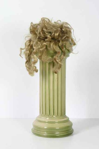 Mutation 3, 2013, Keramik, Perücke, 55 x 23 x 23 cm 
