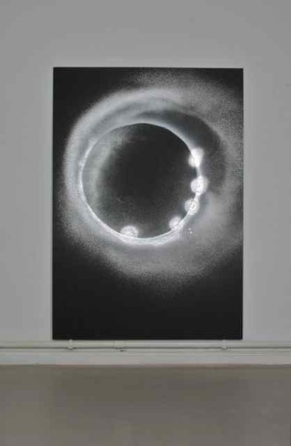Proxima, 2016, Sprühfarbe auf Karton, 100 x 70 cm