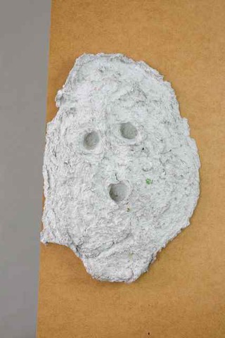 A Souly, 2014, Pappmaschee, 26 x 18 cm. Detail aus Installation Situation One And One And One.